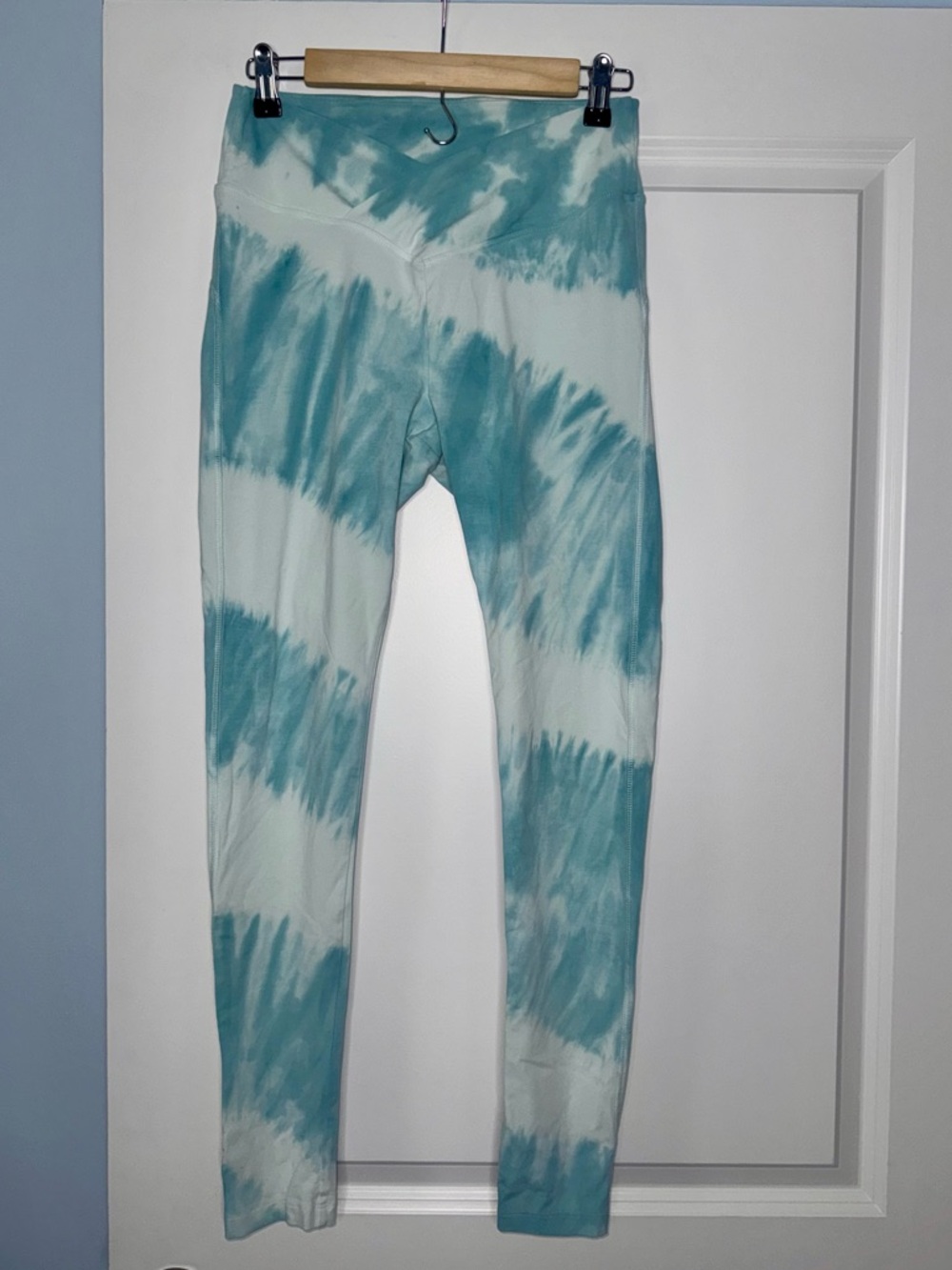 PINK Victoria's Secret Teal and White Tie-Dye Leggings